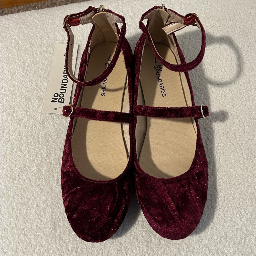 NWT No Boundaries Oxblood Velvet Flats with Gold Hardware Women's Size 7